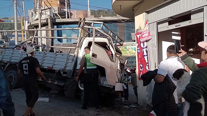 Cuatro heridos deja colisión de camión contra pared de botica, en Tamburco
